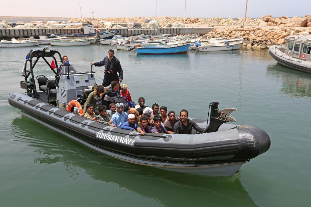 Una pequeña embarcación lleva migrantes desde el Mediterráneo a Túnez
