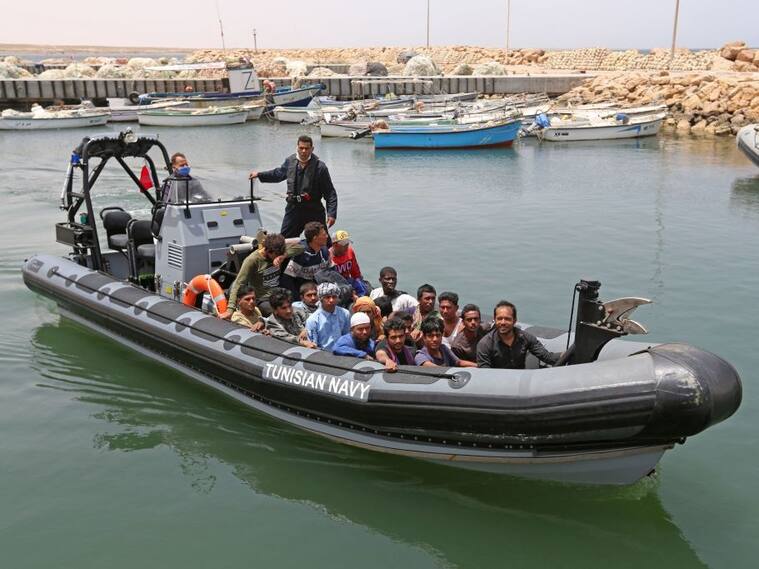 Una pequeña embarcación lleva migrantes desde el Mediterráneo a Túnez