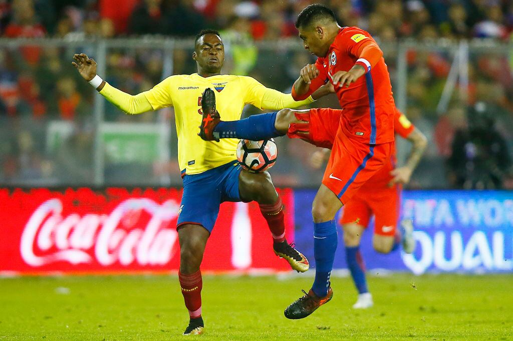 Gonzalo Jara disputa un balón con Renato Ibarra