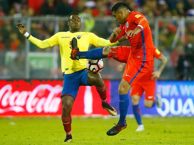 Gonzalo Jara disputa un balón con Renato Ibarra