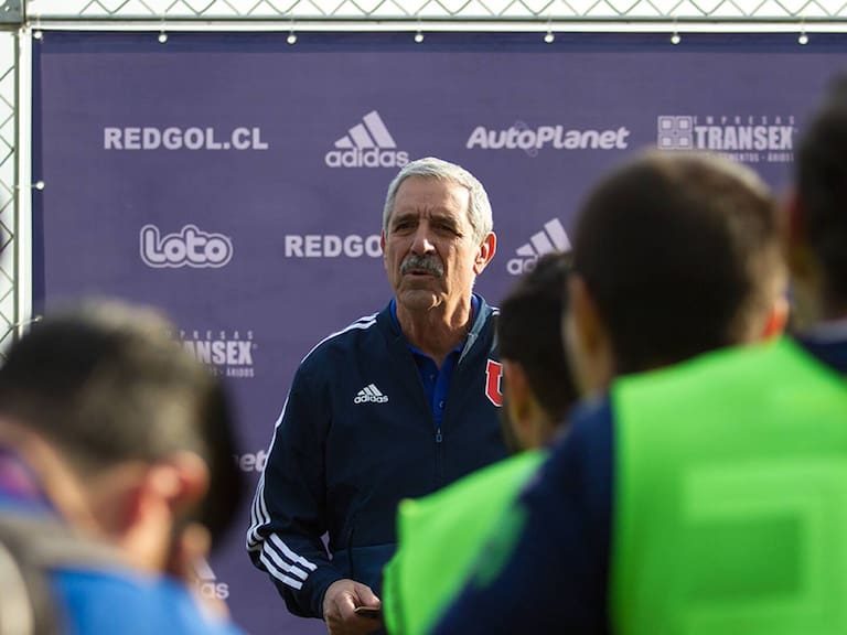“A veces me pregunto por qué sigo siendo hincha de la U… Debo ser el único DT bicampeón al que echaron; cómo no voy a estar dolido”