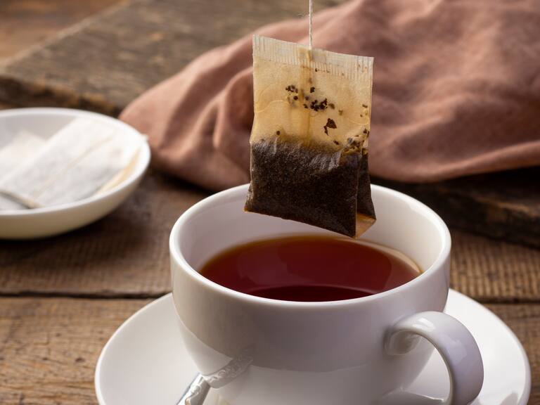 Estudio español revela un peligroso componente para la salud que tienen las bolsitas de té (y que ni siquiera puedes notar)