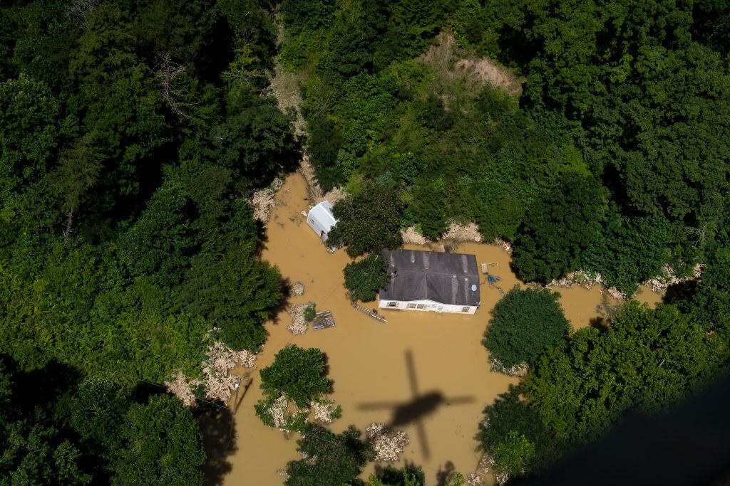 Casas bajo el agua en el condado de Breathitt tras inundaciones en Kentucky