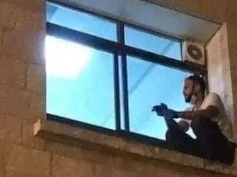 Joven escaló la muralla de un hospital para acompañar a su madre antes de morir por Covid-19