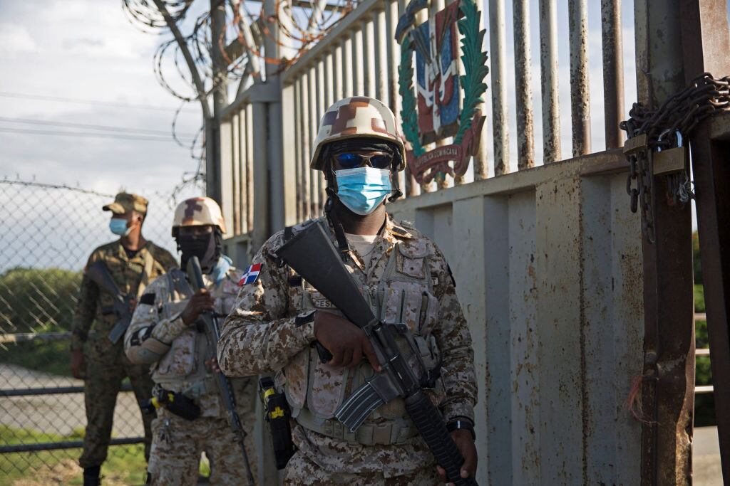 Soldados custodian la frontera de Haití tras el asesinato del presidente