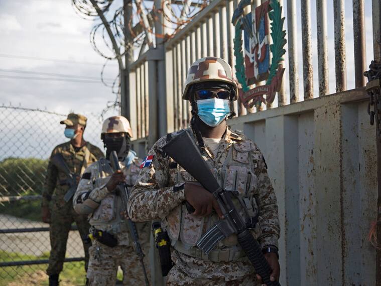 Soldados custodian la frontera de Haití tras el asesinato del presidente