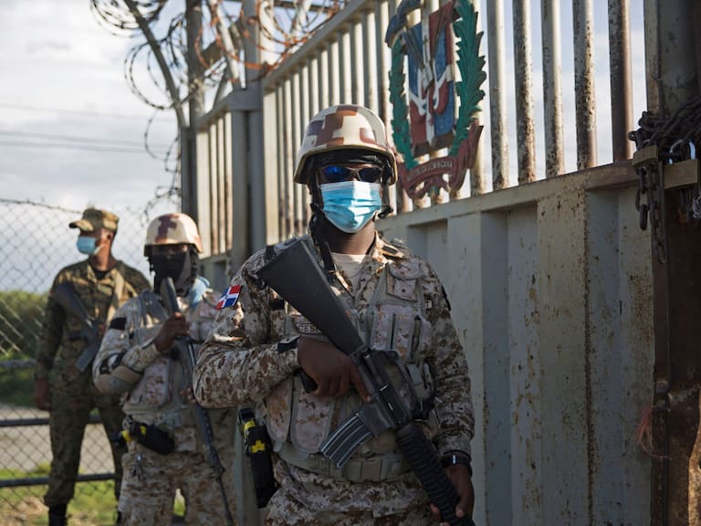 Soldados custodian la frontera de Haití tras el asesinato del presidente