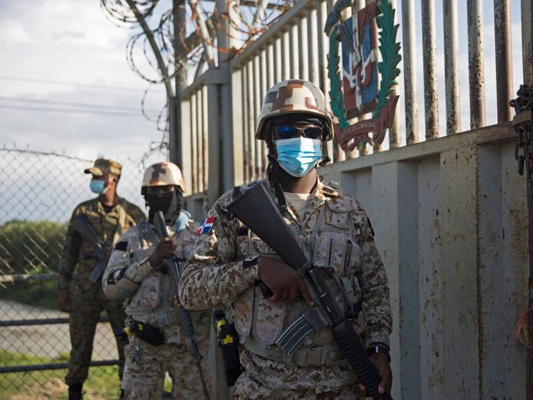 Soldados custodian la frontera de Haití tras el asesinato del presidente