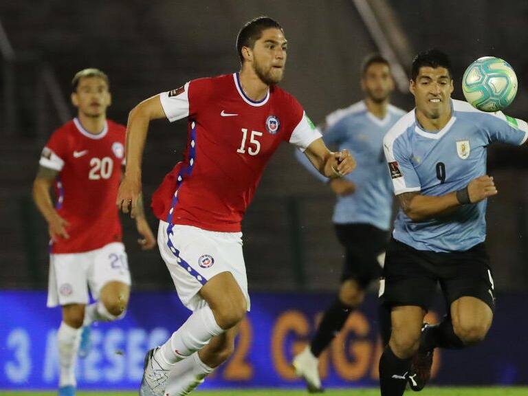 MONTEVIDEO, URUGUAY - OCTOBER 08: Luis Suarez of Uruguay fights for the ball with Francisco Sierralta of Chile during a match between Uruguay and Chile as part of South American Qualifiers for Qatar 2022 at Centenario Stadium on October 08, 2020 in Montevideo, Uruguay. (Photo by Raul Martinez -Pool/Getty Images)