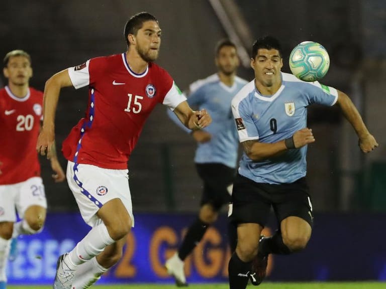 MONTEVIDEO, URUGUAY - OCTOBER 08: Luis Suarez of Uruguay fights for the ball with Francisco Sierralta of Chile during a match between Uruguay and Chile as part of South American Qualifiers for Qatar 2022 at Centenario Stadium on October 08, 2020 in Montevideo, Uruguay. (Photo by Raul Martinez -Pool/Getty Images)