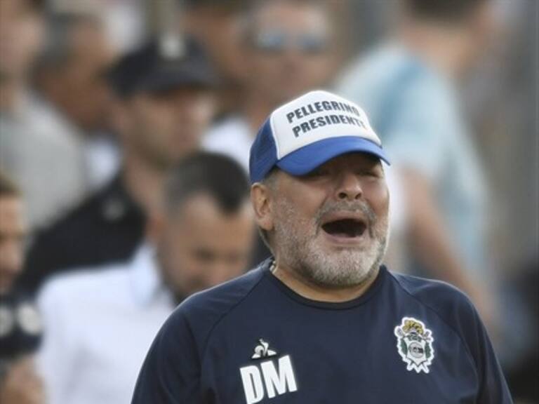Con llanto de emoción y caída: Así fue la jornada victoriosa de Maradona con Gimnasia