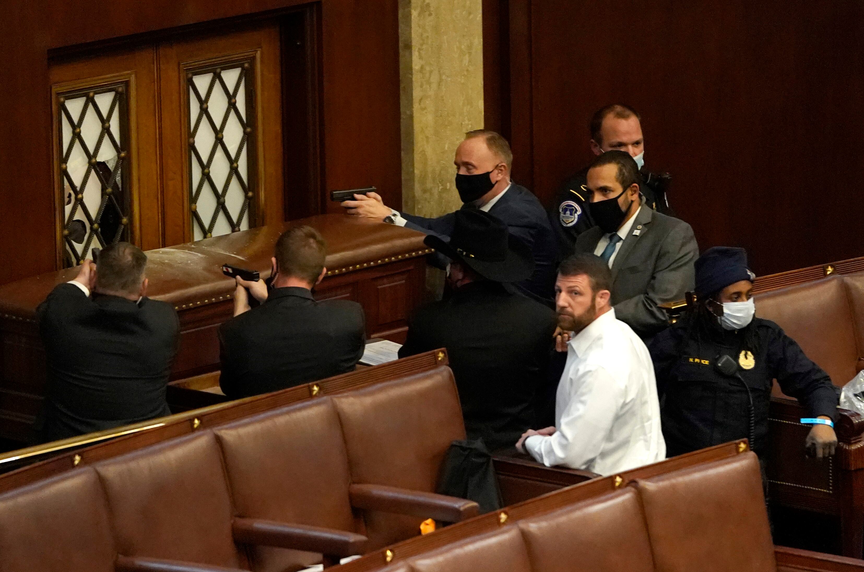 Adherentes de Trump amenazados por la policía en el Capitolio de Estados Unidos / Getty Images