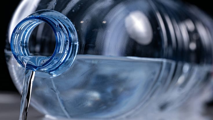 Microplástico en agua embotellada: estas son las marcas con menor cantidad, según un estudio de la U. de Chile