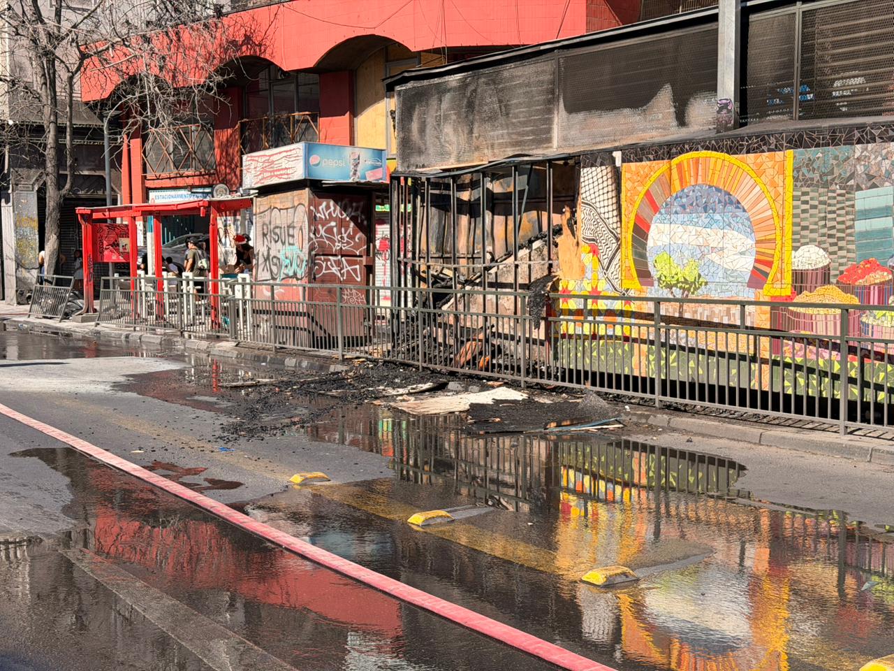 Foco de incendio casi pasa a mayores: emergencia obliga a cerrar temporalmente estación Patronato de la Línea 2