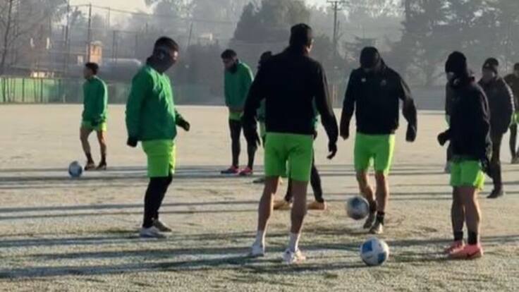 Entrenando bajo cero: Deportes Temuco trabaja en canchas escarchadas por el frío en el sur