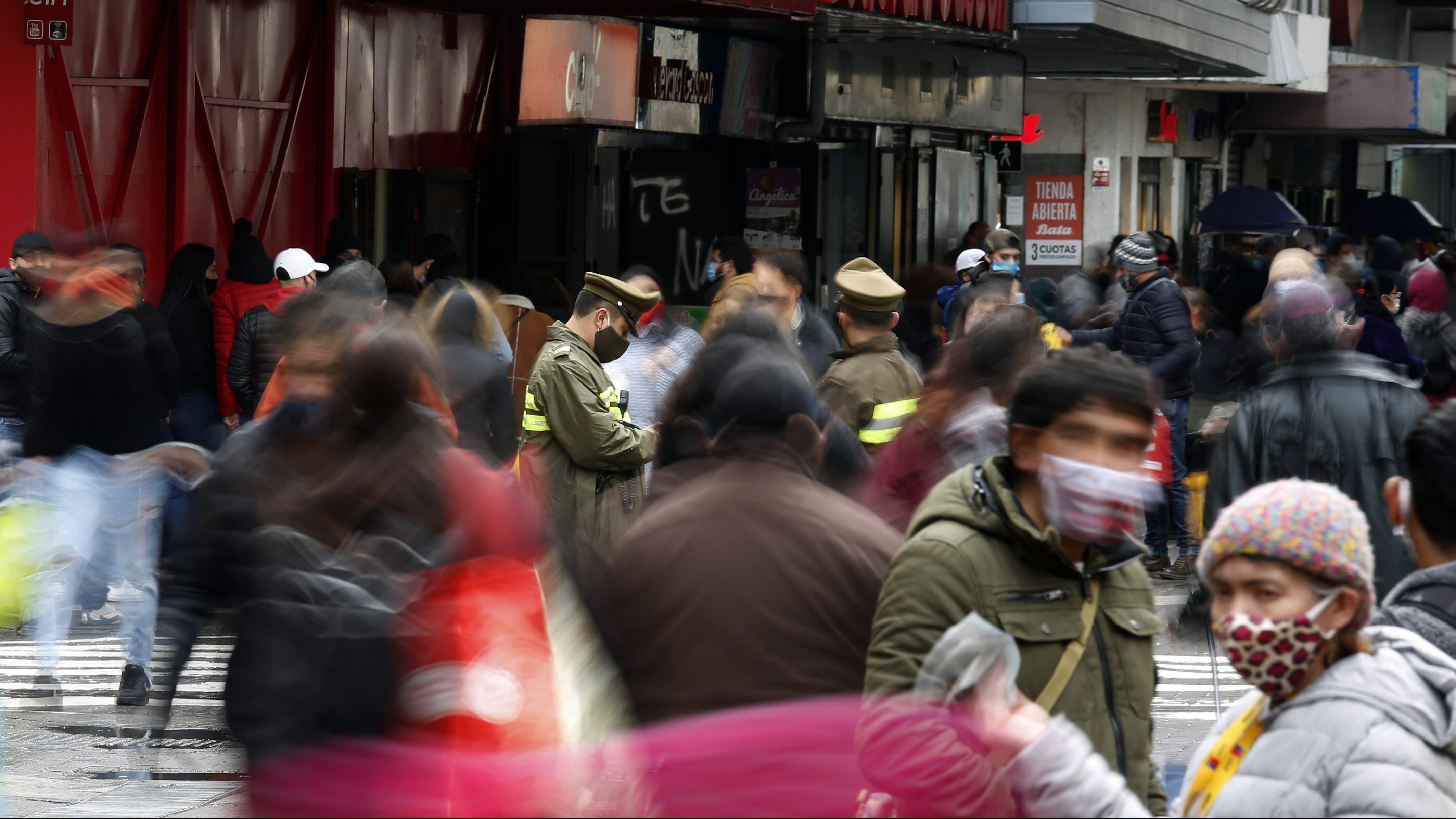 01 de Julio de 2020/CONCEPCION
Aglomeraciones de publico en calles cntricas de la ciudad de Concepcion, en momentos que los casos positivos de coronavirus aumentan en la zona del Gran Concepcion, durante el estado de catstrofe decretado por la pandemia de Covid-19 que afecta al pais
FOTO:SEBASTIAN BROGCA/AGENCIAUNO