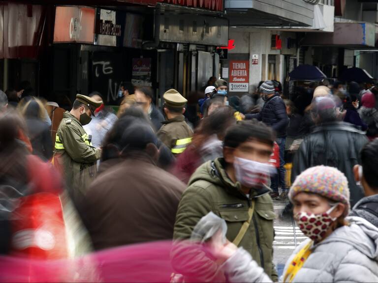01 de Julio de 2020/CONCEPCION
Aglomeraciones de publico en calles cntricas de la ciudad de Concepcion, en momentos que los casos positivos de coronavirus aumentan en la zona del Gran Concepcion, durante el estado de catstrofe decretado por la pandemia de Covid-19 que afecta al pais
FOTO:SEBASTIAN BROGCA/AGENCIAUNO