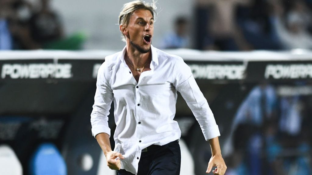 AVELLANEDA, ARGENTINA - FEBRUARY 09: Sebastian Beccacece head coach of Racing Club celebrates after winning a match between Racing Club and Independiente as part of Superliga 2019/20 at Presidente Peron Stadium on February 9, 2020 in Avellaneda, Argentina. (Photo by Rodrigo Valle/Getty Images)