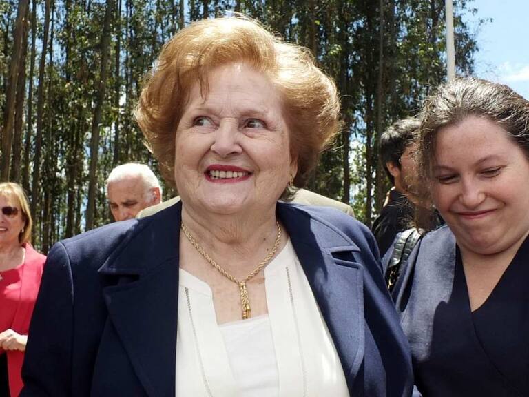 Bocinazos y cacerolas por toda la ciudad: las primeras reacciones a la muerte de Lucía Hiriart