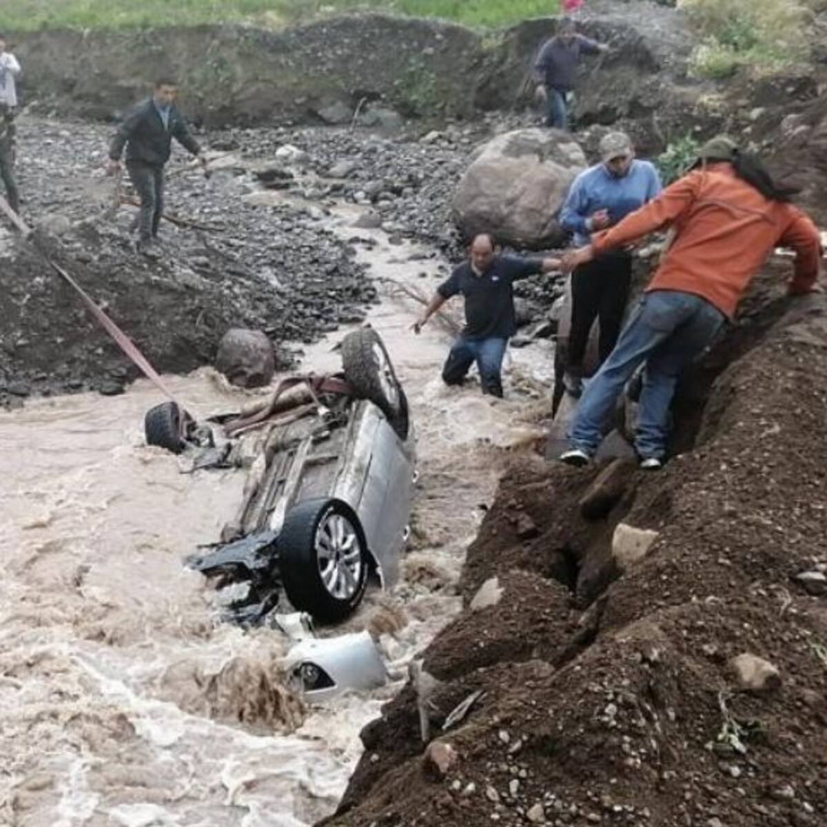 Auto cae y vuelca en un río en Colina: hay una fallecida y tres sobrevivientes en estado de ebriedad