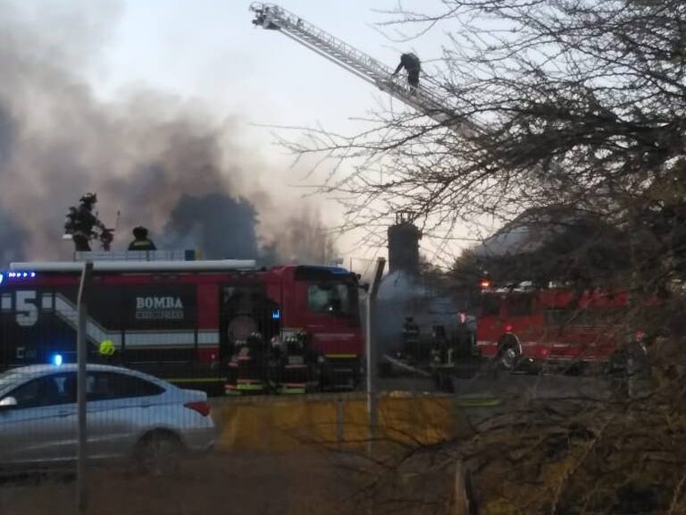 Incendio afectó a planta de reciclaje de solventes químicos en Lampa