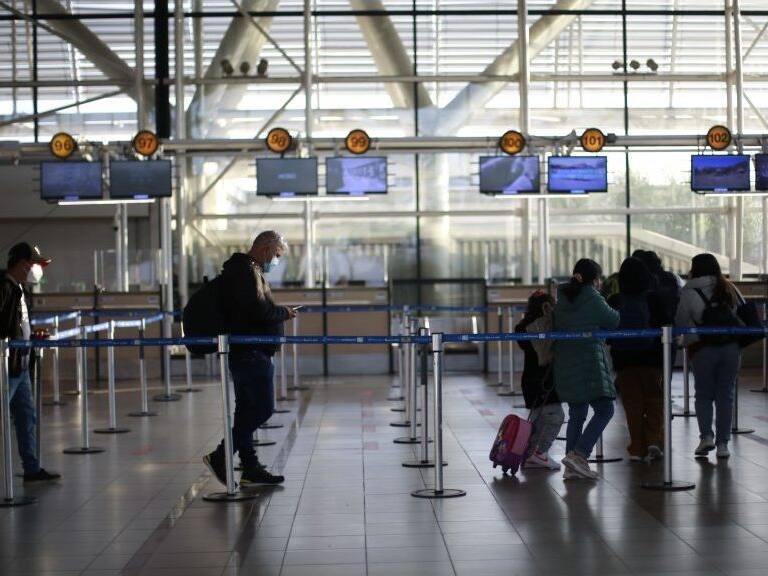 28 de mayo del 2021/SantiagoEn el aeropuerto de Arturo Merino Benitez se comienza a ultilizar el Pase de Movilidad
FOTO: KARIN POZO/AGENCIAUNO