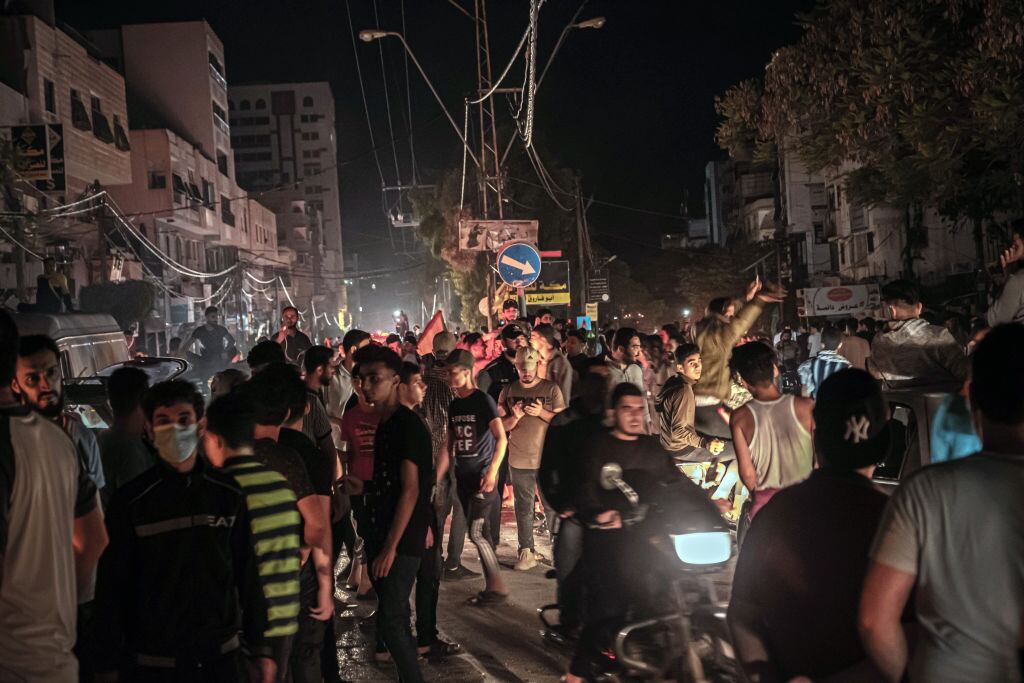 Los civiles palestinos festejan el inicio del alto al fuego entre Hamas e Israel