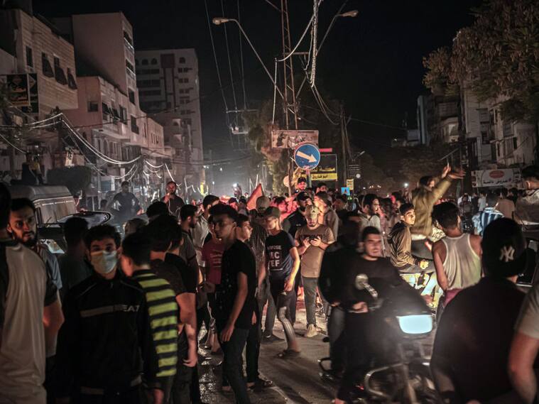 Los civiles palestinos festejan el inicio del alto al fuego entre Hamas e Israel