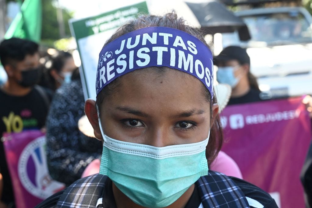 Mujeres protestan por sus derechos reproductivos en San Salvador