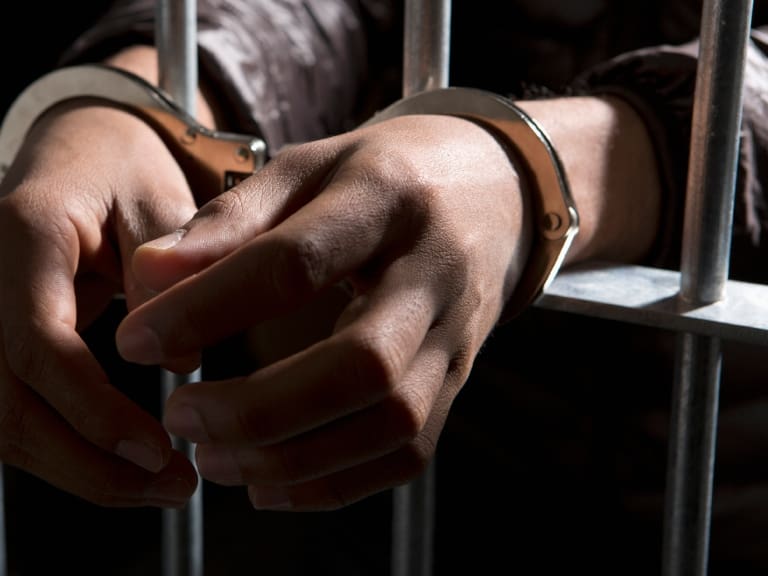 Condenan a 10 años de internación en régimen cerrado a adolescente por triple homicidio