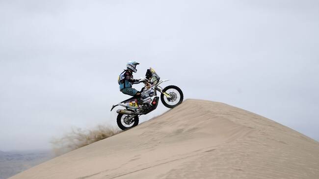 Spain's biker Mena Oriol powers his Hero during Stage 6 of the Dakar 2019 between Arequipa and San Juan de Marcona, Peru, on January 13, 2019. (Photo by FRANCK FIFE / AFP) (Photo credit should read FRANCK FIFE/AFP via Getty Images)