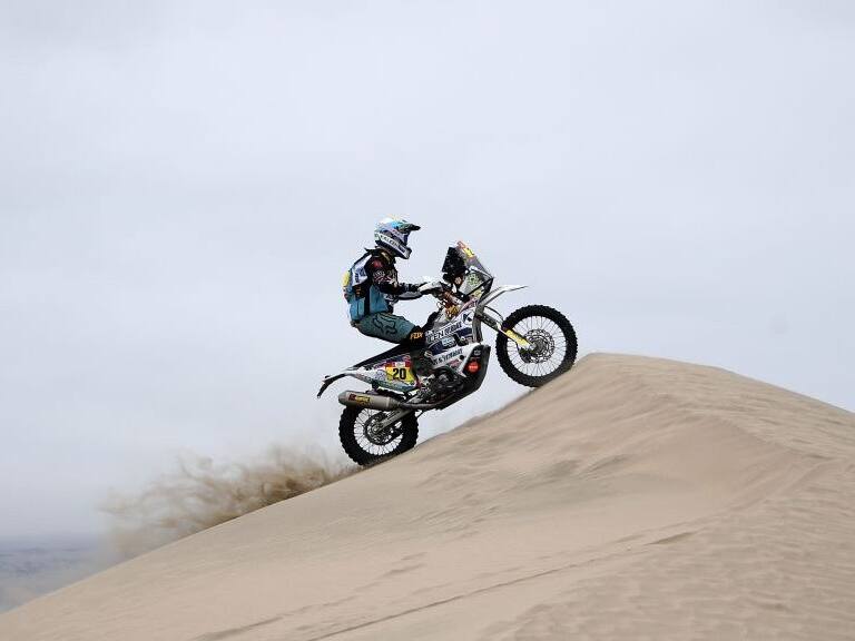 Spain's biker Mena Oriol powers his Hero during Stage 6 of the Dakar 2019 between Arequipa and San Juan de Marcona, Peru, on January 13, 2019. (Photo by FRANCK FIFE / AFP) (Photo credit should read FRANCK FIFE/AFP via Getty Images)