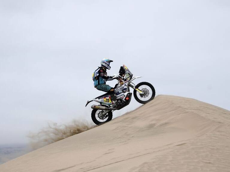 Spain&#039;s biker Mena Oriol powers his Hero during Stage 6 of the Dakar 2019 between Arequipa and San Juan de Marcona, Peru, on January 13, 2019. (Photo by FRANCK FIFE / AFP)        (Photo credit should read FRANCK FIFE/AFP via Getty Images)