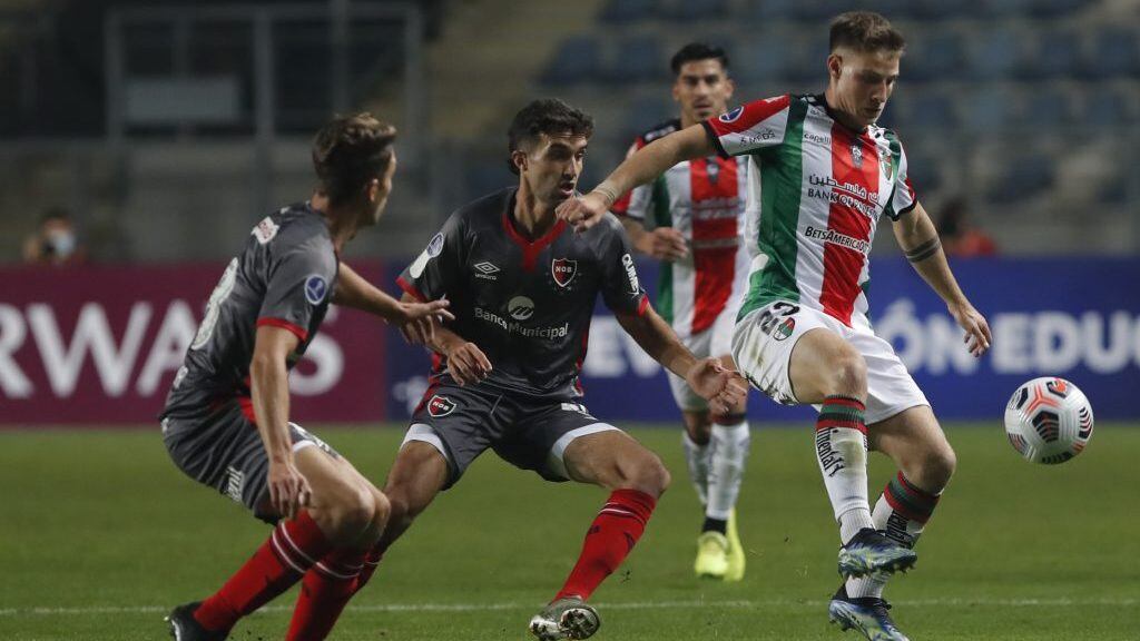 4 de Mayo del 2021/RANCAGUABruno Barticciotto(d ),durante el partido valido por el grupo F de la Copa Conmebol Sudamericana 2021, entre Palestino vs Newells Old Boys, disputado en el Estadio El Teniente.Estadio El Teniente.
FOTO:FRANCISCO LONGA/AGENCIAUNO