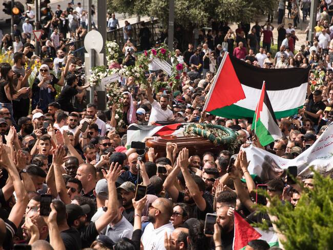 El multitudinario funeral de la periodista Shireen Abu Akleh