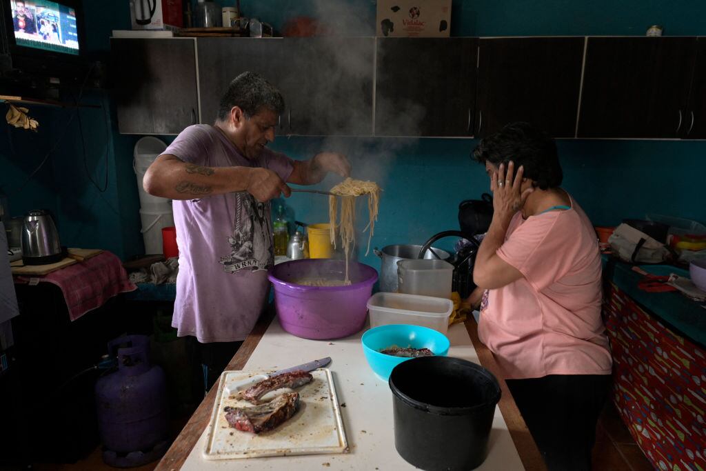 El comedero social "Las Hormiguitas Viajeras" en Loma Hermosa, Provincia de Buenos Aires, alimenta a los vecinos en medio de la crisis económica.