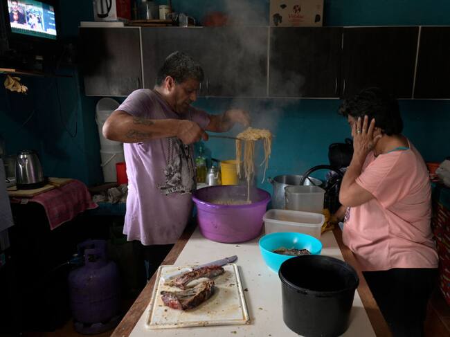 El comedero social "Las Hormiguitas Viajeras" en Loma Hermosa, Provincia de Buenos Aires, alimenta a los vecinos en medio de la crisis económica.