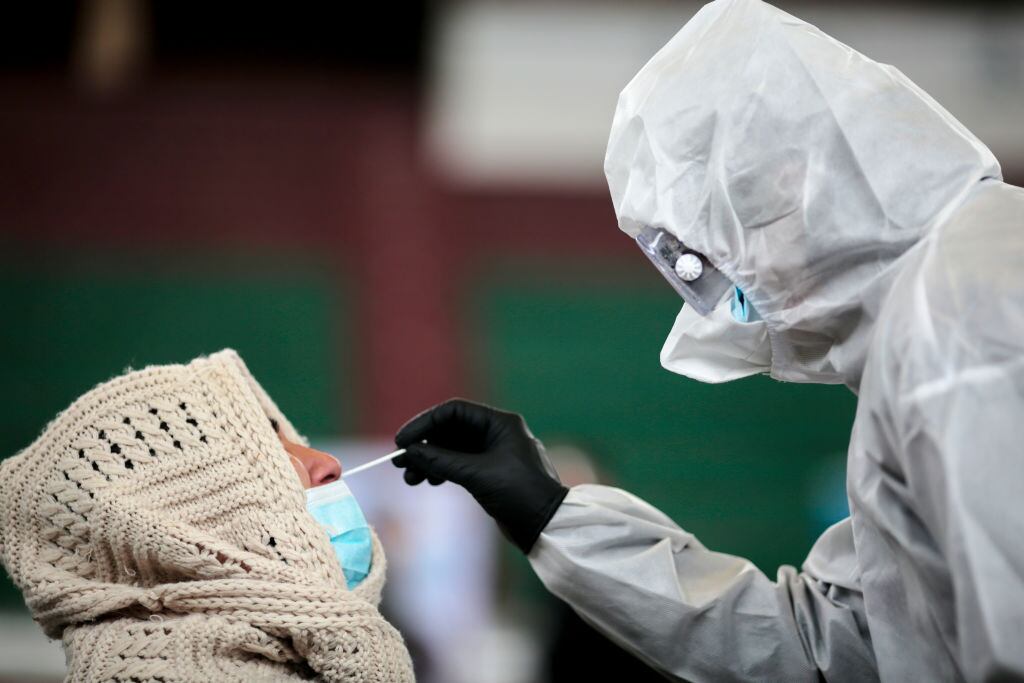 Trabajadora de la salud realiza exámenes del Covid-19 en La Paz