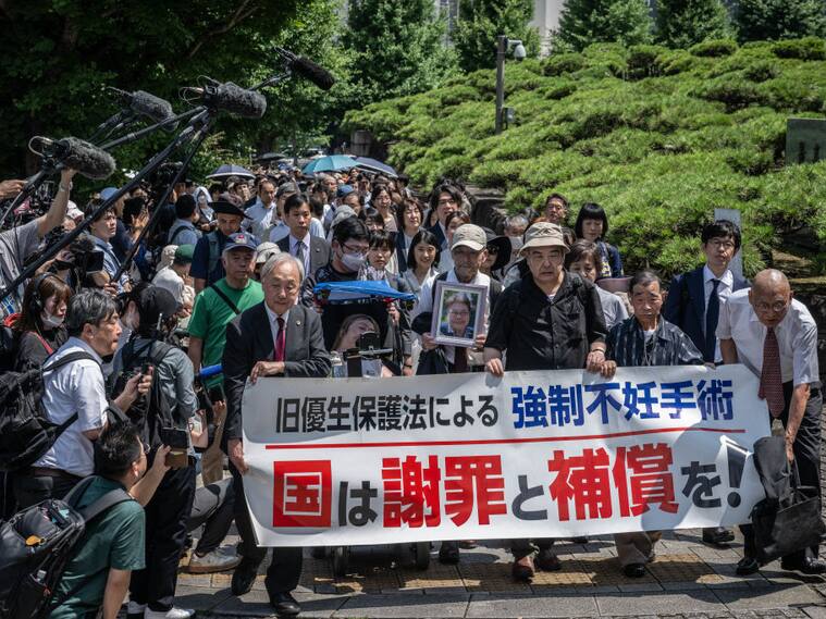 Protesta en Tokio a favor de las personas que sufrieron la esterilización forzada en Japón.