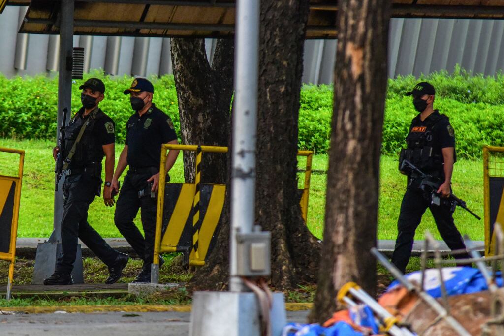 Oficiales de Filipinas llegan a la escena del crimen en universidad de Filipinas