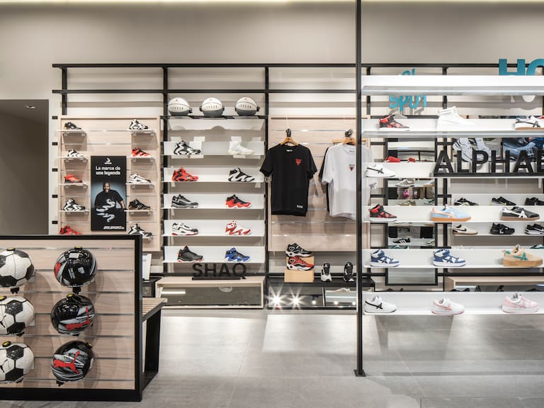 Gigante de las zapatillas abre su primera tienda flagship en Chile: ¿Dónde queda y qué ofrece?