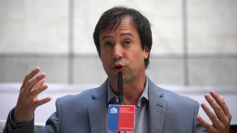 17 de Marzo 2020/ SANTIAGO
La Ministra de Transportes y Telecomunicaciones junto al ministro de Economía, Fomento y Turismo y al Secretario General de la Junta Aeronáutica Civil (JAC), dieron a conocer medidas acordadas con aerolíneas y gremio de supermercados para enfrentar la contingencia por coronavirus. (En la imagen, Lucas Palacios)
FOTO: AILEN DÍAZ/AGENCIAUNO