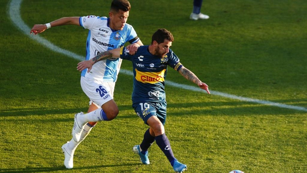 10 DE SEPTIEMBRE DE 2020/VIÑA DEL MARCarlos Munoz (i) y Juan Ezequiel Cuevas (c), durante el partido valido por fecha 10 del Campeonato Nacional AFP PlanVital 2020, entre Everton y Deportes Antofagasta, diputado en el Estadio Sausalito.
FOTO: LEONARDO RUBILAR CHANDIA/AGENCIAUNO
