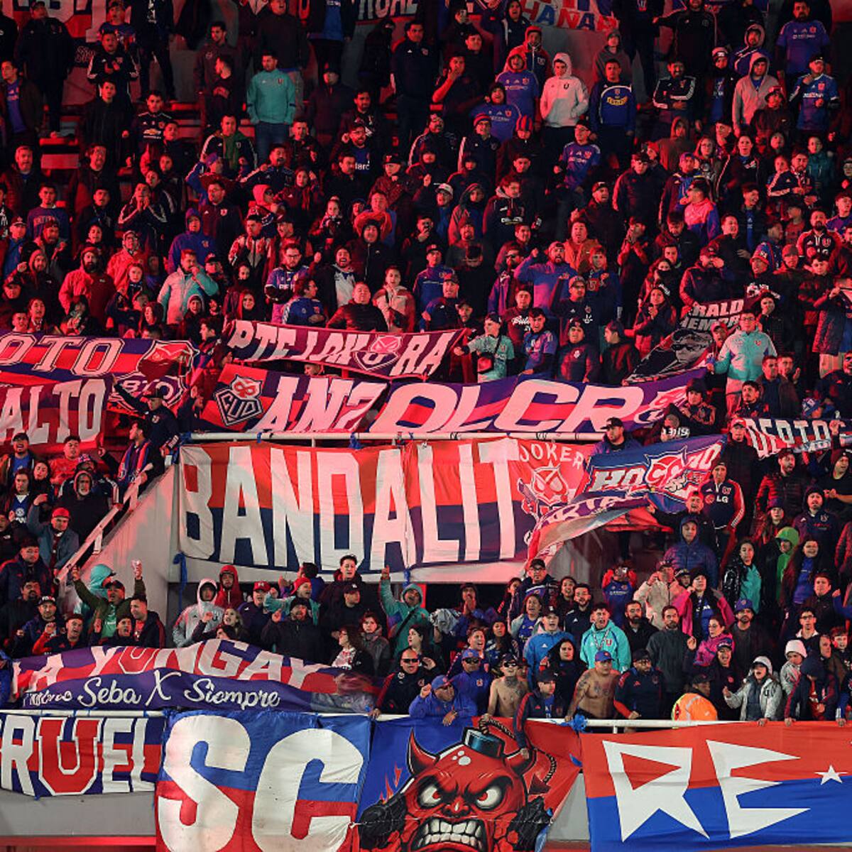 ¡Se volvieron locos! Hinchas de la U lanzan bomba de estruendo a los fanáticos de Independiente