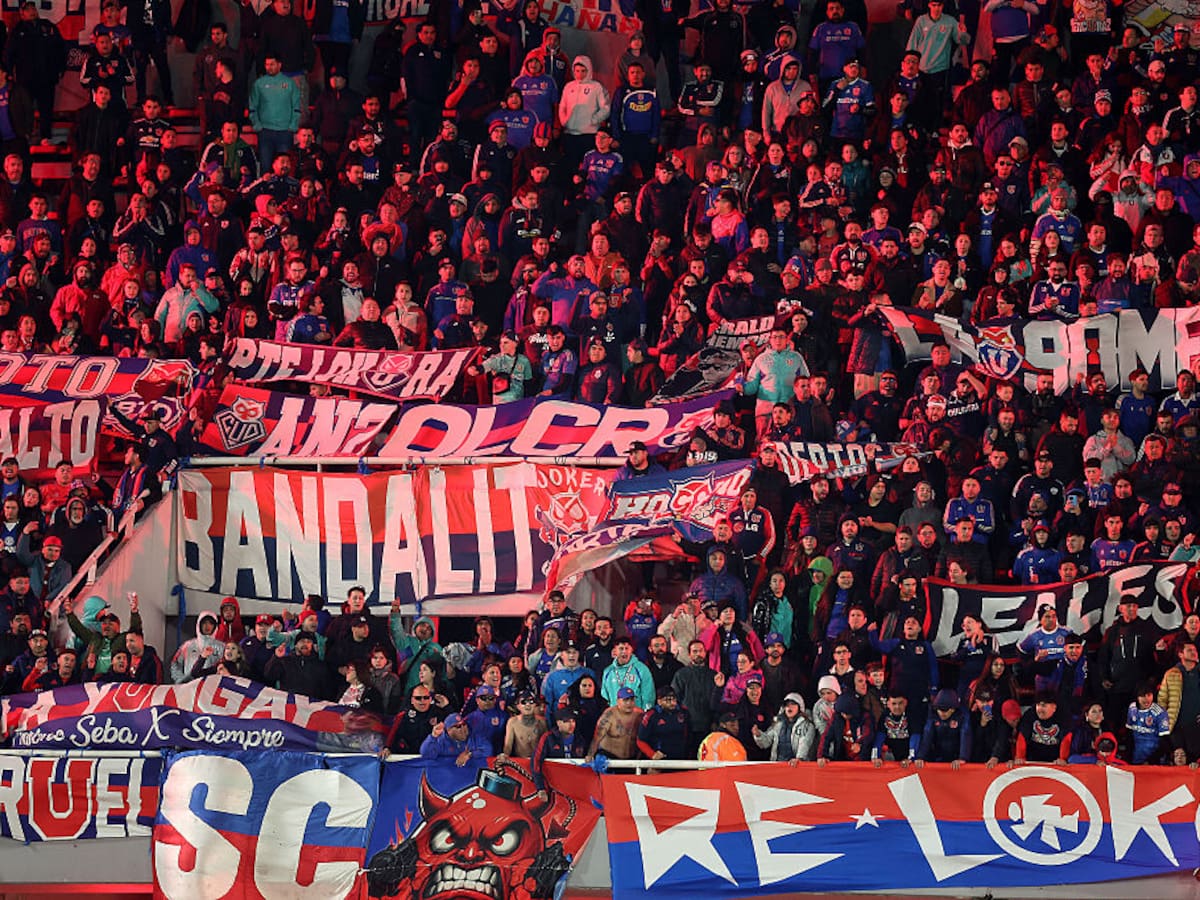 El caos continuó afuera: hinchada de la U abandonó el estadio Libertadores de América entre represión policial y pedradas