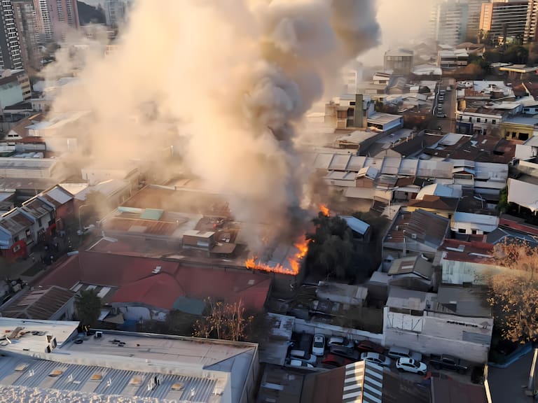 Bomberos declaran segunda alarma por incendio en Recoleta