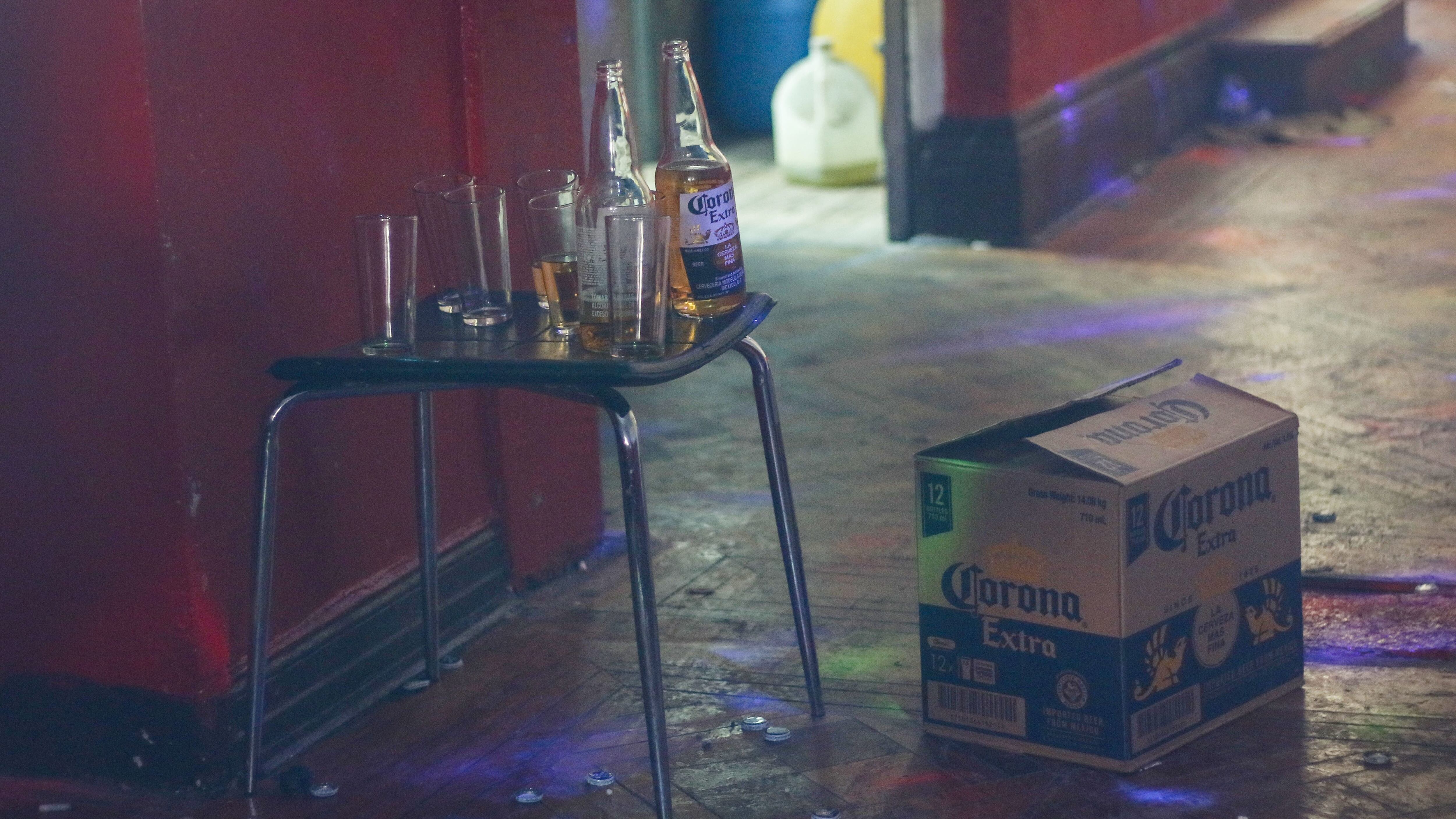 23 de mayo del 2020/SANTIAGOUnas botellas de cerveza y vasos sobre una silla en el local que se utilizó para una fiesta clandestina, en la comuna de Santiago, en la calle Copiapo, en lugar se constituyó, Carabineros y personal municipal donde se detuvo a 28 persona.
FOTO: SEBASTIAN BELTRAN GAETE/AGENCIAUNO