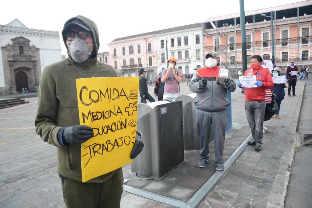 Un grupo de ciudadanos protesta contra la crisis económica en Ecuador