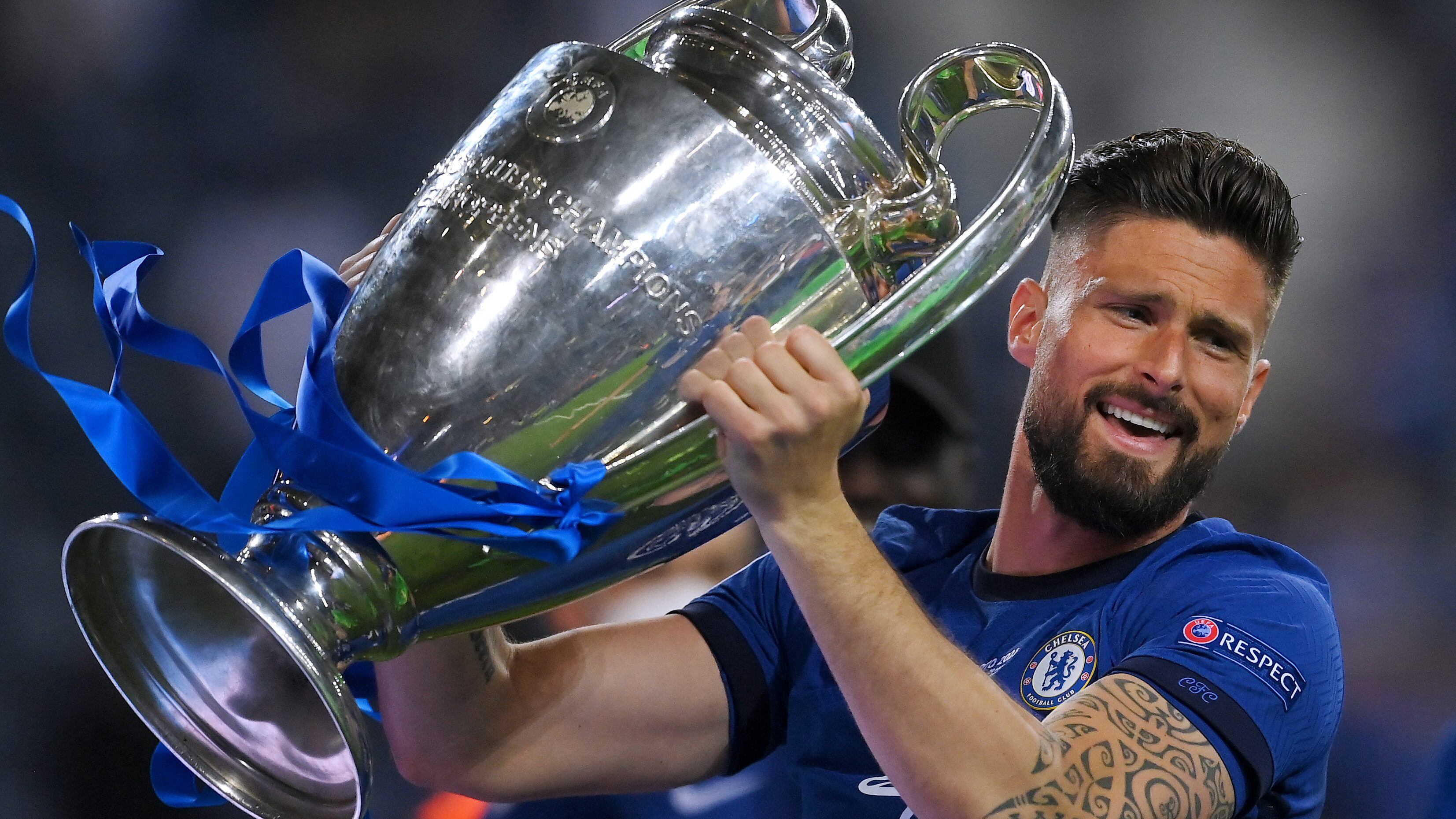 PORTO, PORTUGAL - MAY 29: Olivier Giroud of Chelsea celebrates with the Champions League Trophy following their team's victory in the UEFA Champions League Final between Manchester City and Chelsea FC at Estadio do Dragao on May 29, 2021 in Porto, Portugal. (Photo by David Ramos/Getty Images)