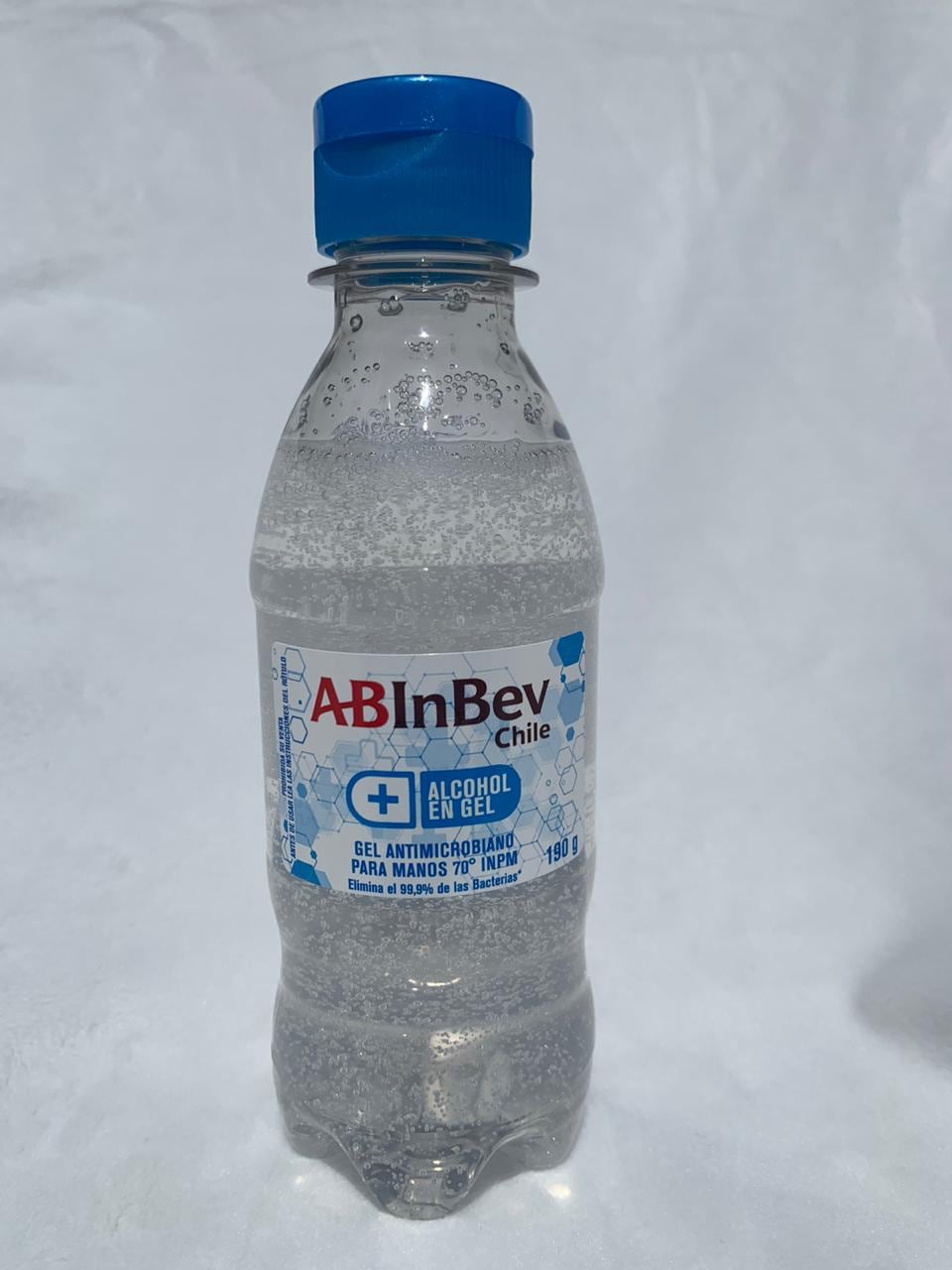 Alcohol gel fabricado por AB InBev Chile.